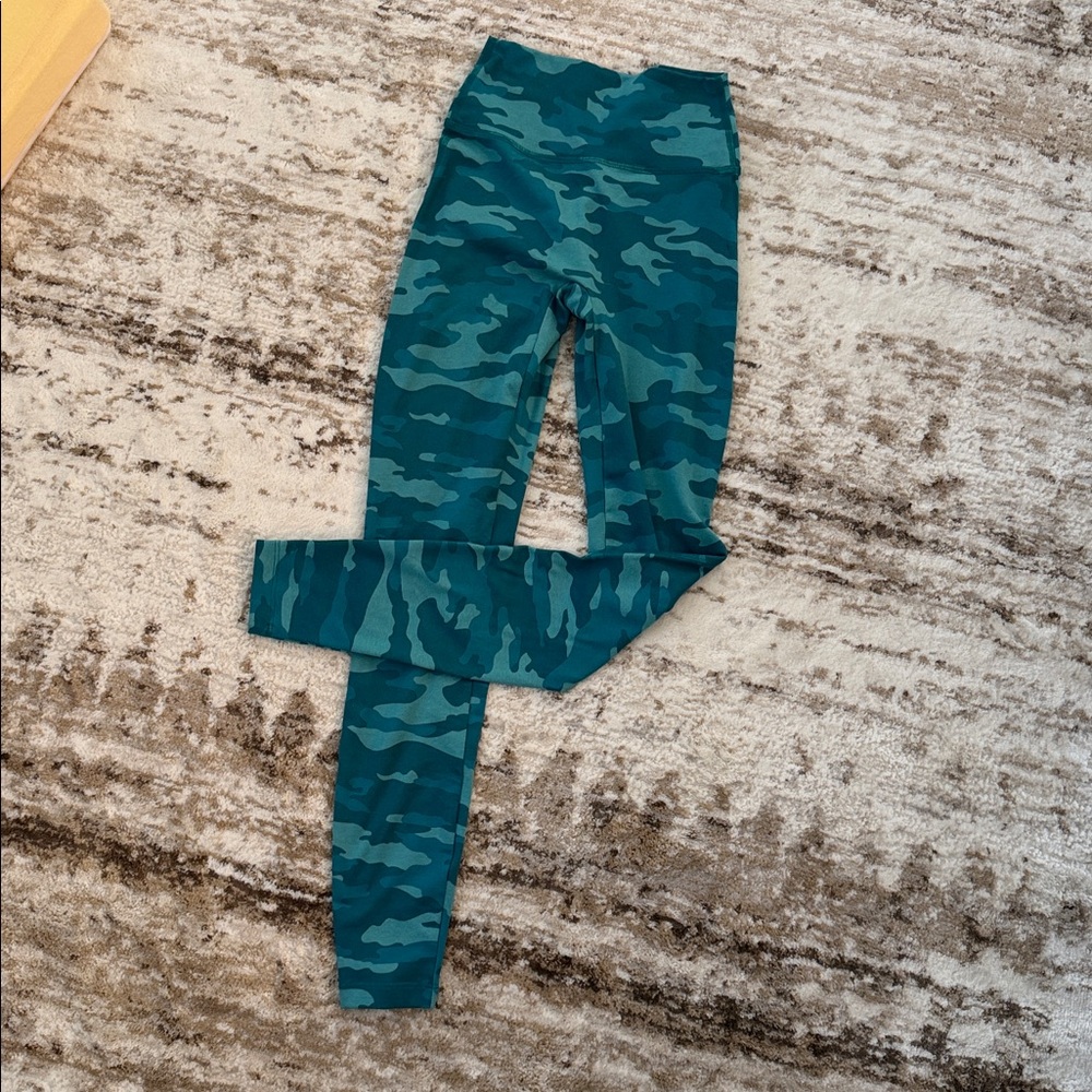Bombshell Teal Camo Active Leggings - Picture 3 of 3